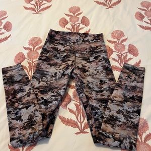 SET OF FOUR Lululemon leggings.